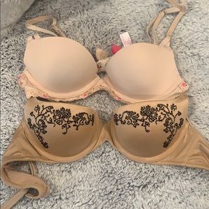 2 Victoria secret bras 32A